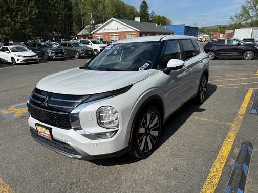 White Diamond 2025 Mitsubishi Outlander SE S-AWC