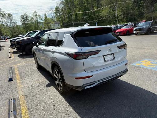 White Diamond 2025 Mitsubishi Outlander SE S-AWC