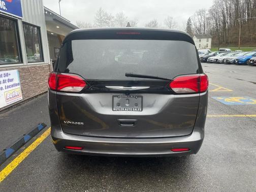 2022 Chrysler Voyager LX