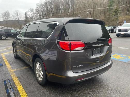 2022 Chrysler Voyager LX