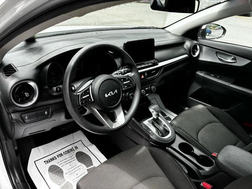Snow White Pearl 2023 Kia Forte LXS