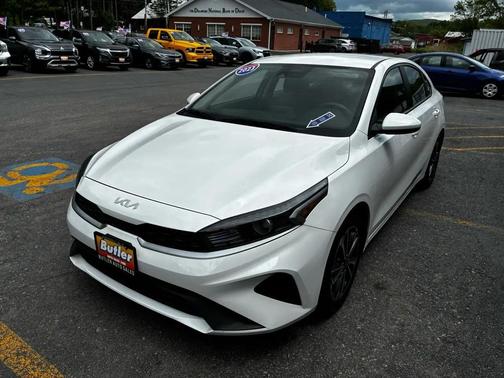 Snow White Pearl 2023 Kia Forte LXS