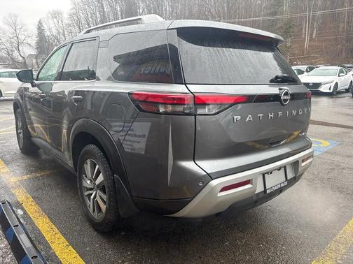 2022 Nissan Pathfinder SL 4WD