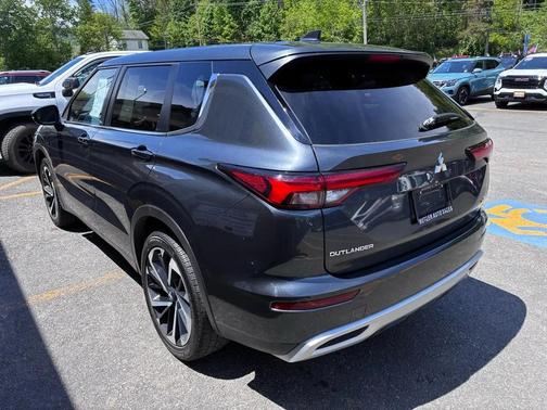 Gray 2024 Mitsubishi Outlander SE