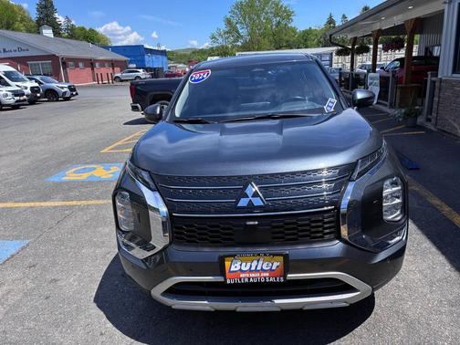 Gray 2024 Mitsubishi Outlander SE