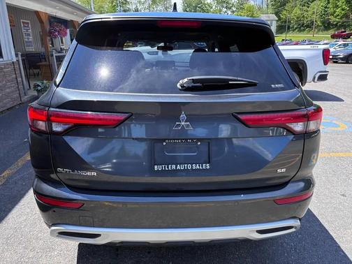 Gray 2024 Mitsubishi Outlander SE