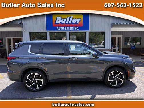 Gray 2024 Mitsubishi Outlander SE