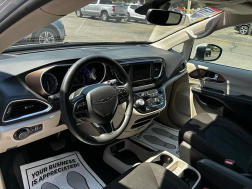 Bright White Clearcoat 2023 Chrysler Voyager LX