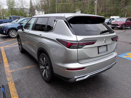 Alloy Silver Metallic 2025 Mitsubishi Outlander SE 2.5 S-AWC