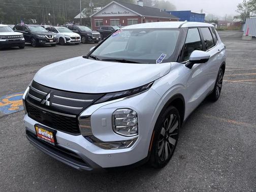 White Diamond 2025 Mitsubishi Outlander SE S-AWC