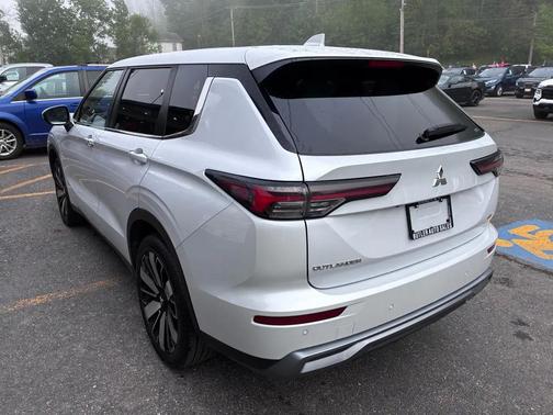 White Diamond 2025 Mitsubishi Outlander SE S-AWC