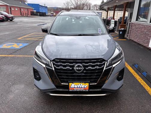 2022 Nissan Kicks SR