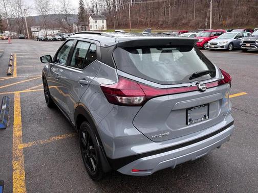 2022 Nissan Kicks SR