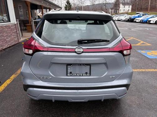 2022 Nissan Kicks SR