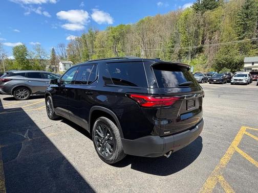 Mosaic Black Metallic 2024 Chevrolet Traverse RS
