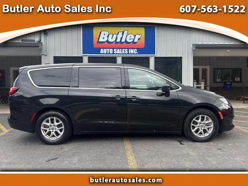 Brilliant Black Crystal Pearlcoat 2023 Chrysler Voyager LX