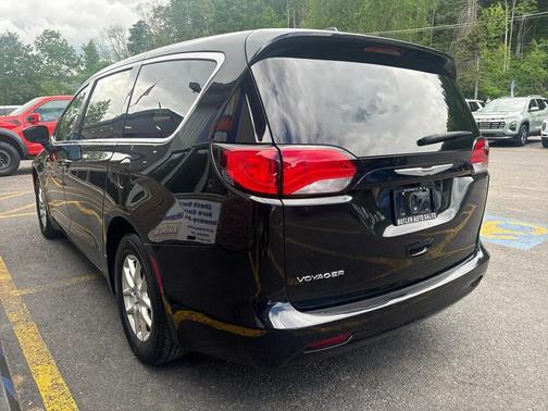 Brilliant Black Crystal Pearlcoat 2023 Chrysler Voyager LX