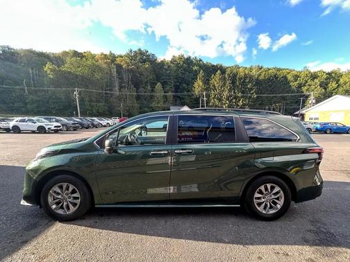 2022 Toyota Sienna XLE 7 Passenger