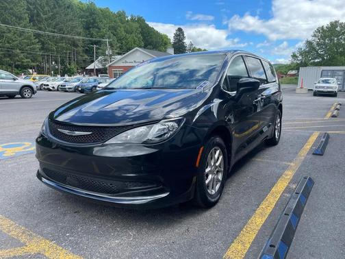 Brilliant Black Crystal Pearlcoat 2023 Chrysler Voyager LX