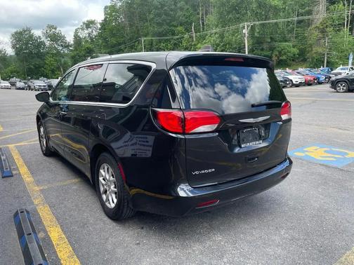 Brilliant Black Crystal Pearlcoat 2023 Chrysler Voyager LX