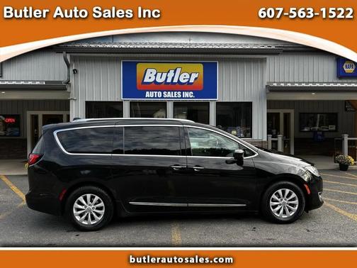 Brilliant Black Crystal Pearlcoat 2018 Chrysler Pacifica Touring-L