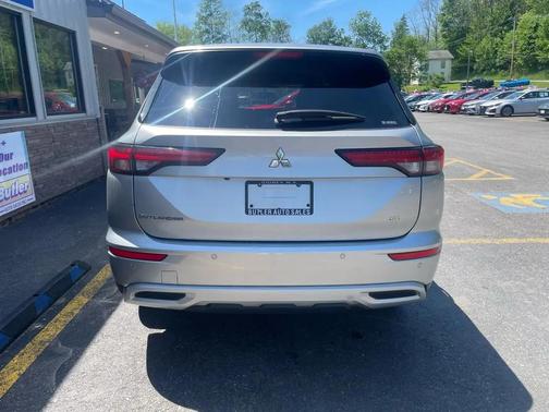 Alloy Silver Metallic 2024 Mitsubishi Outlander SE