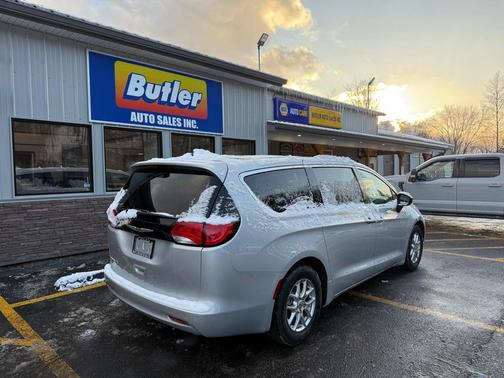 2024 Chrysler Voyager LX