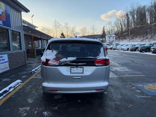 2024 Chrysler Voyager LX