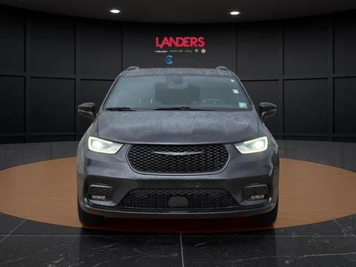 Brilliant Black Crystal Pearlcoat 2023 Chrysler Pacifica Limited