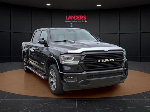 Diamond Black Crystal Pearlcoat 2022 RAM 1500 Laramie