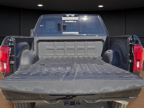 Diamond Black Crystal Pearlcoat 2026 RAM 2500 Laramie