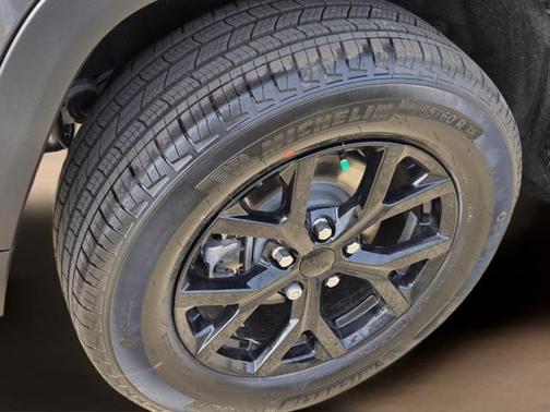 Baltic Gray Metallic Clearcoat 2026 Jeep Grand Cherokee Altitude