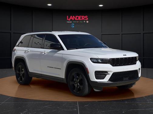 Bright White Clearcoat 2023 Jeep Grand Cherokee Altitude