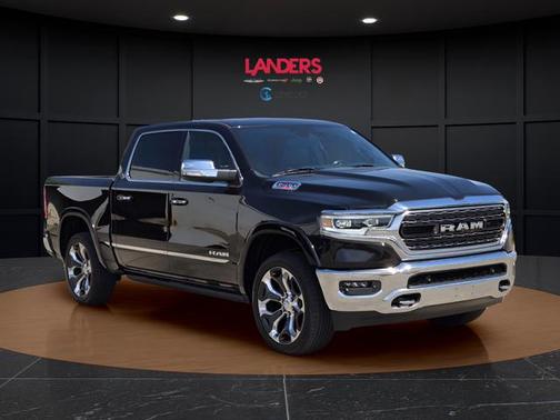Diamond Black Crystal Pearlcoat 2022 RAM 1500 Limited