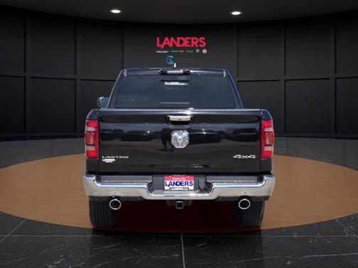 Diamond Black Crystal Pearlcoat 2022 RAM 1500 Limited