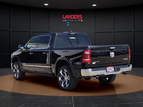 Diamond Black Crystal Pearlcoat 2022 RAM 1500 Limited