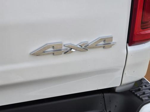 Ivory White Tri-Coat Pearlcoat 2026 RAM 1500 ST