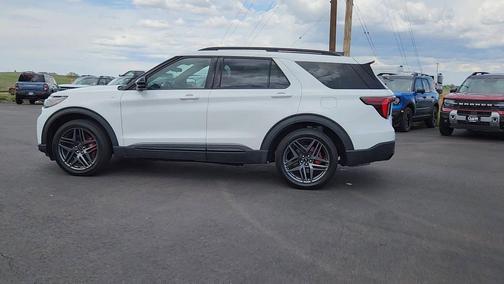 Star White Metallic Tri-Coat 2025 Ford Explorer ST-Line