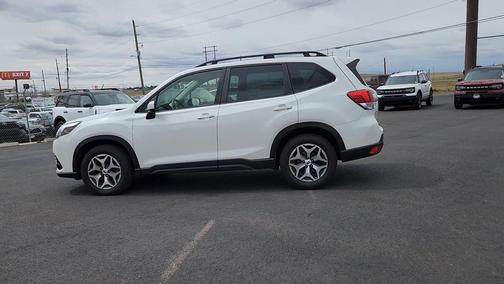 Crystal White Pearl 2022 Subaru Forester Premium