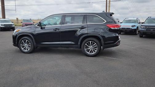 Midnight Black Metallic 2019 Toyota Highlander XLE