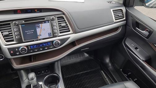 Midnight Black Metallic 2019 Toyota Highlander XLE