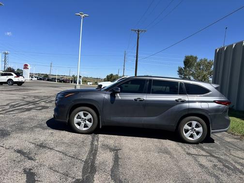 Magnetic Gray Metallic 2022 Toyota Highlander LE