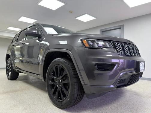 Granite Crystal Metallic Clearcoat 2017 Jeep Grand Cherokee Altitude