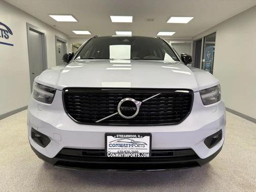 Glacier Silver Metallic 2022 Volvo XC40 T5 R-Design