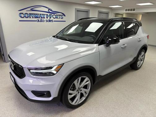 Glacier Silver Metallic 2022 Volvo XC40 T5 R-Design