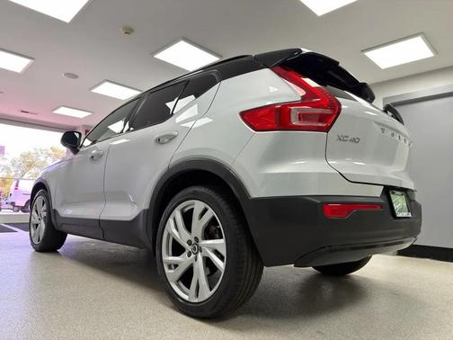Glacier Silver Metallic 2022 Volvo XC40 T5 R-Design