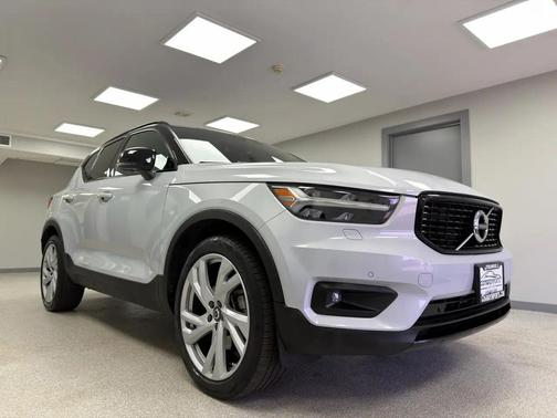 Glacier Silver Metallic 2022 Volvo XC40 T5 R-Design