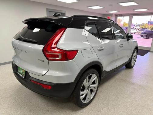 Glacier Silver Metallic 2022 Volvo XC40 T5 R-Design