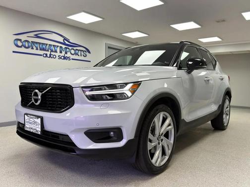 Glacier Silver Metallic 2022 Volvo XC40 T5 R-Design