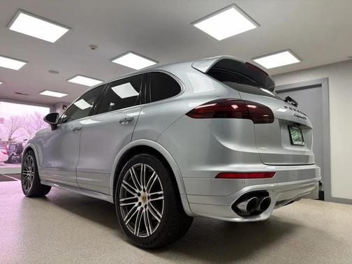 Rhodium Silver Metallic 2016 Porsche Cayenne GTS